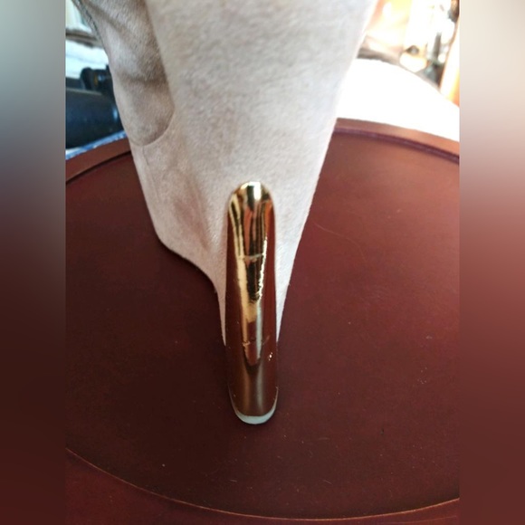 Wild pair beige platform shoes with flowers and golden details. Size 6.5 - Picture 7 of 13